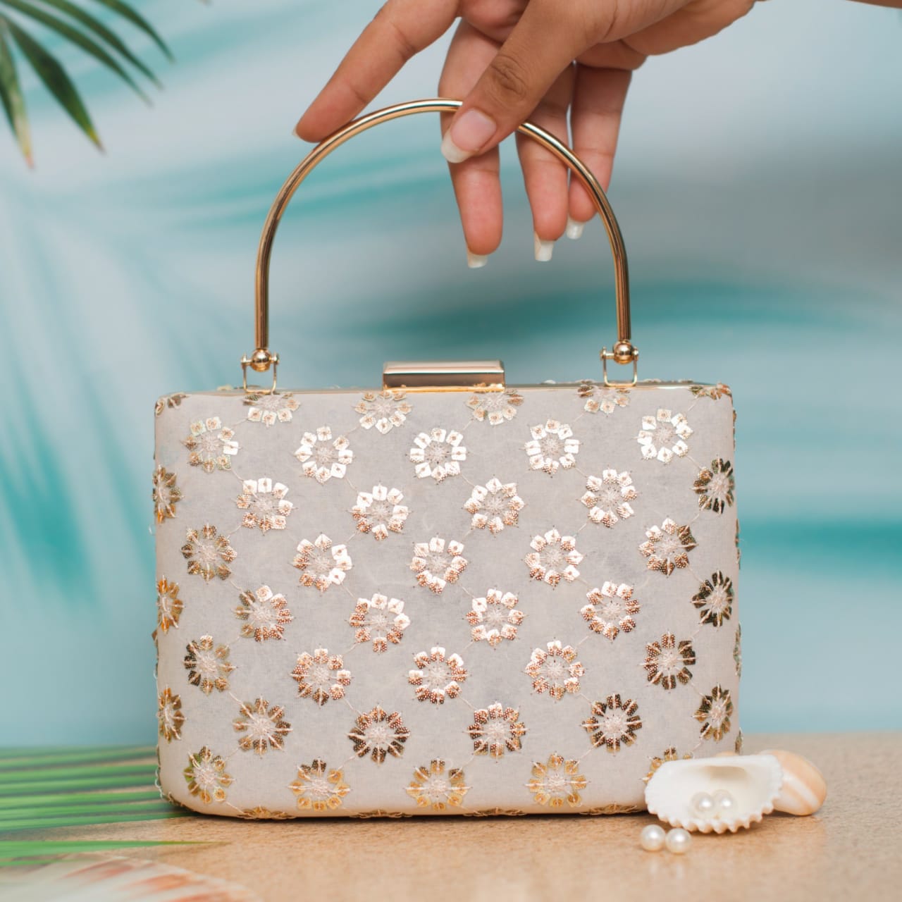 White flower handle clutch